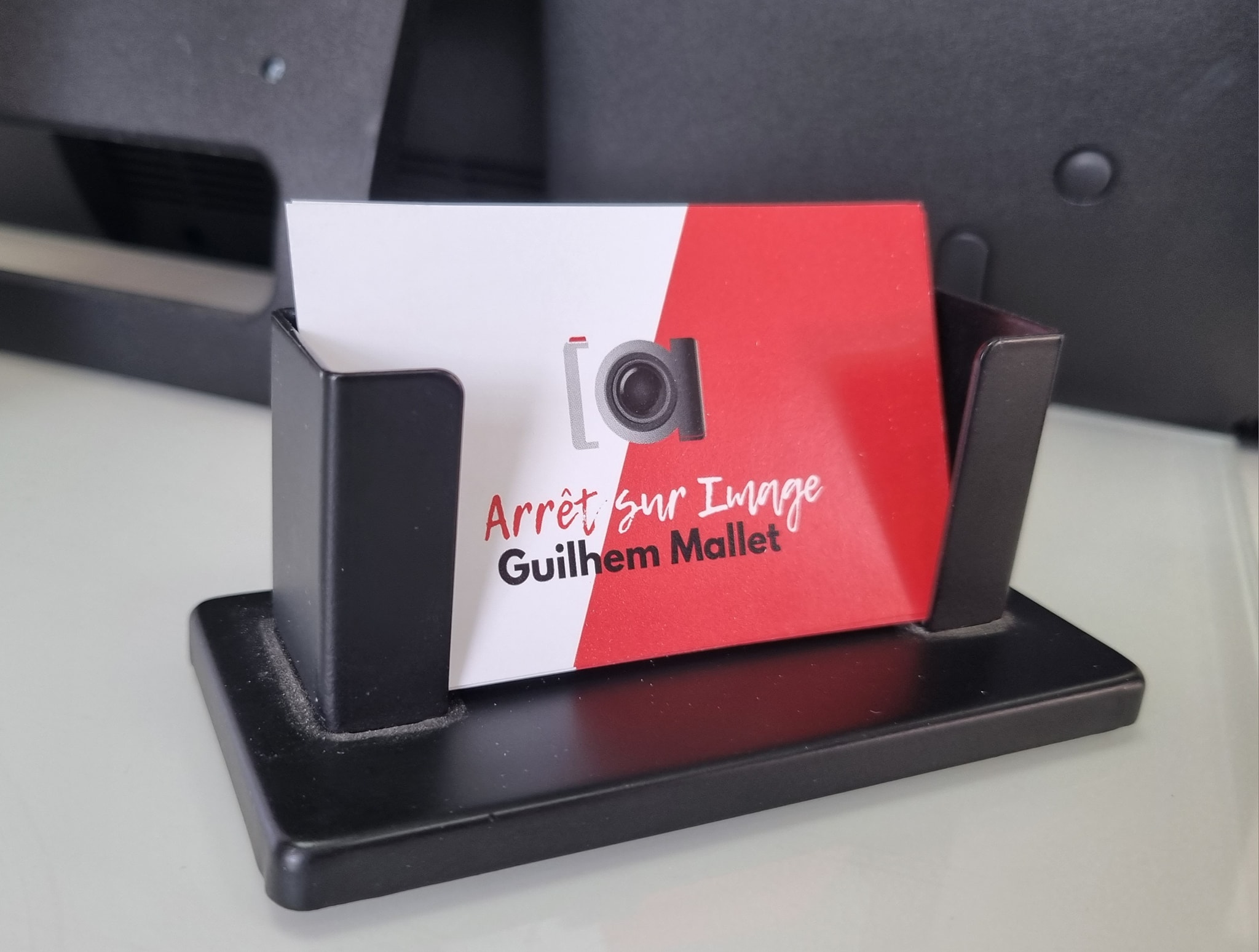 Une carte de visite avec marqué Arrêt sur Image Guilhem Mallet