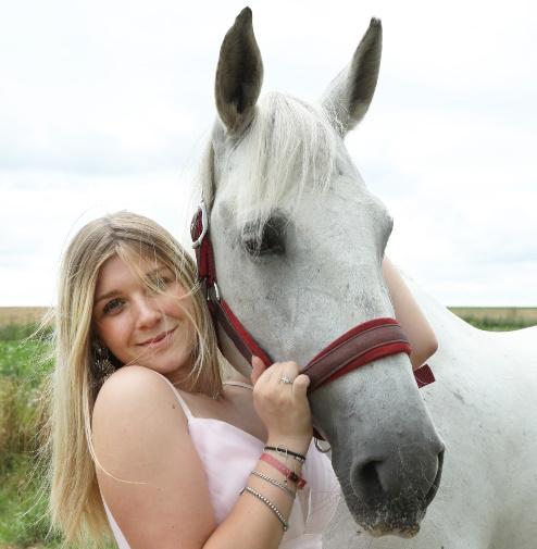 Portrait d'une femme blonde et de son cheval blanc