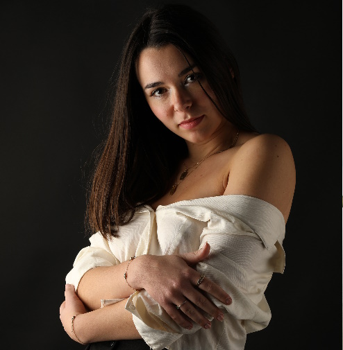 Portrait d'une femme montrant son épaule